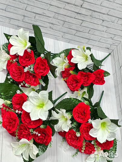 Гвоздики, лилии искусственные