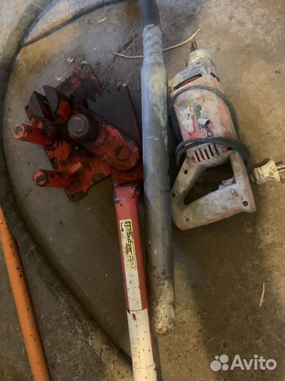 Вибратор для бетона и ключ для арматуры