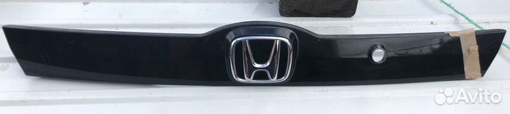 Эмблема на Хонда Фит