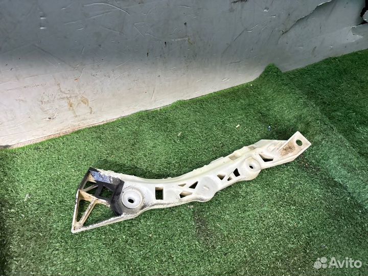 Кронштейн бампера задний правый Mazda 3 хетчбек Z6