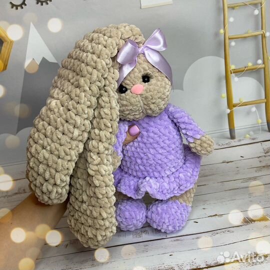 Плюшевый заяц вязаный