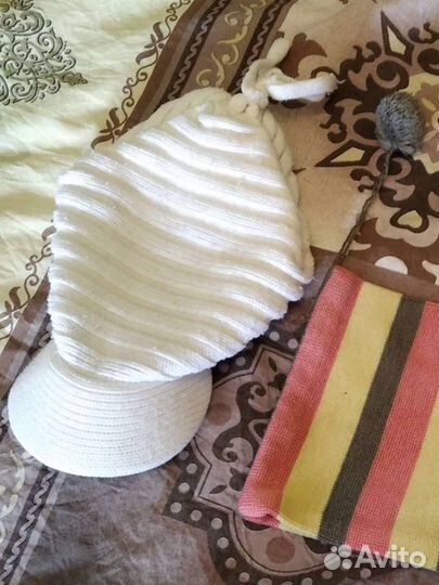 Шапка женская белая с козырьком