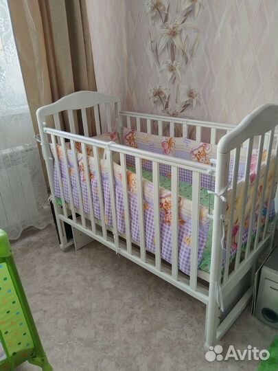 Детская кроватка с маятником