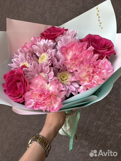 Букет с розами, хризантемами и гвоздиками