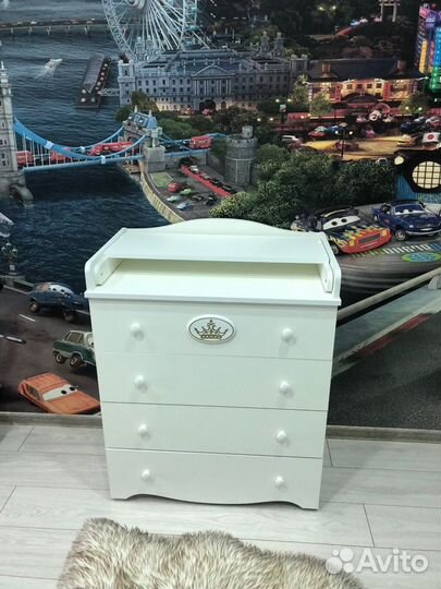 Кроватка детская с маятником и колесами