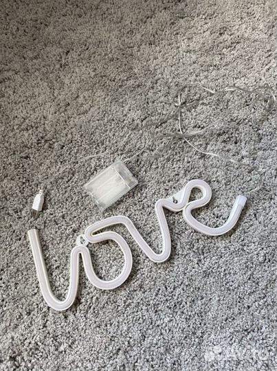 Неоновая вывеска Love
