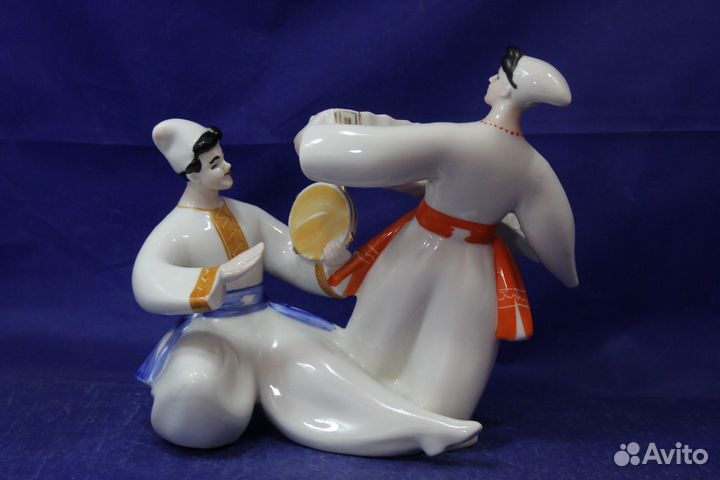 Фарфоровая статуэтка Русский танец перепляс бубном