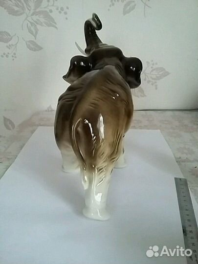 Фарфоровая статуэтка слон