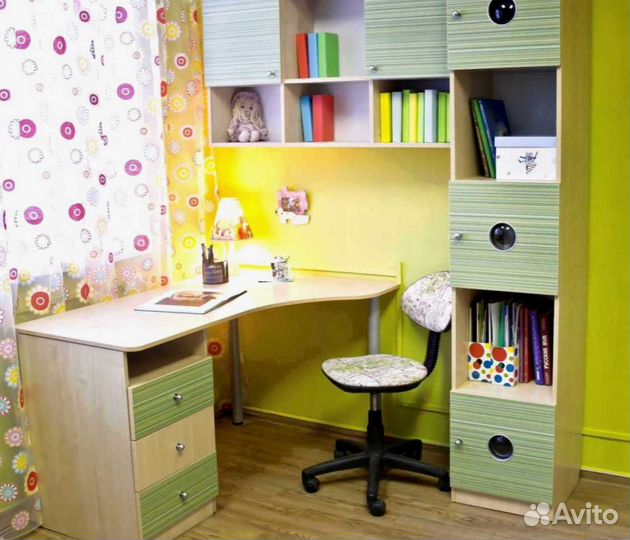 Детская рабочая зона у окна