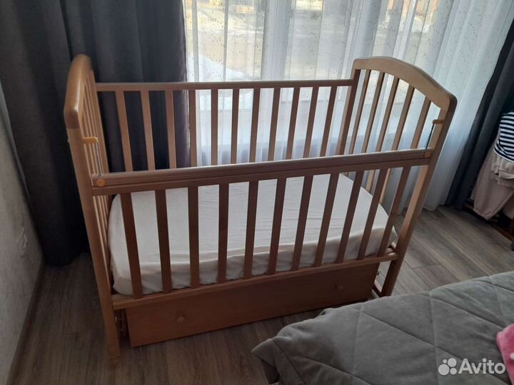 Детская кроватка с маятником и ящиком