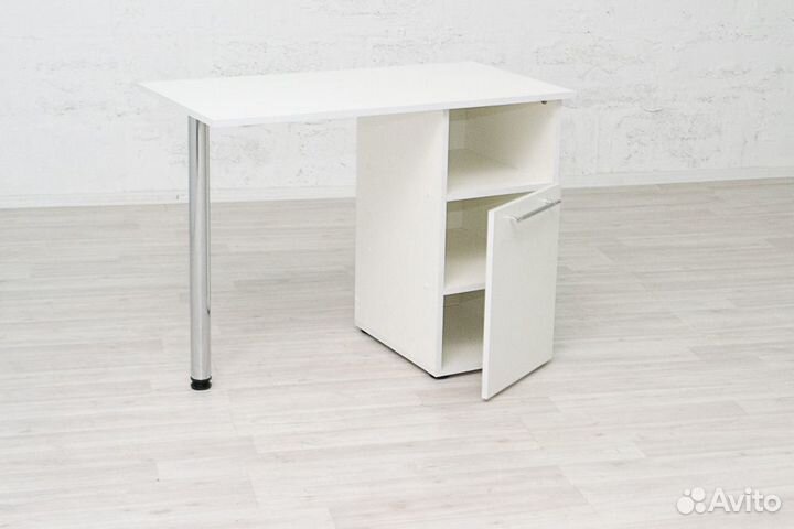 Маникюрный стол