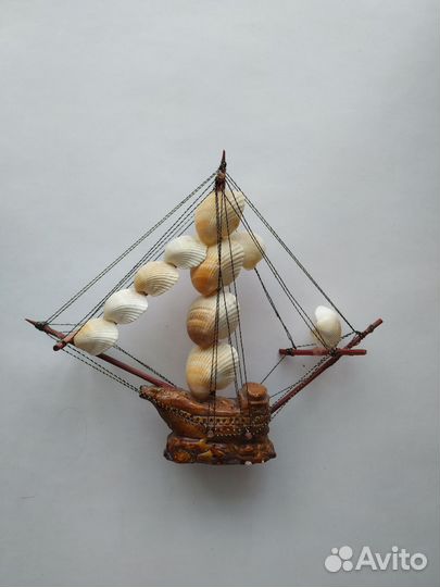 Кораблик парусник из ракушек