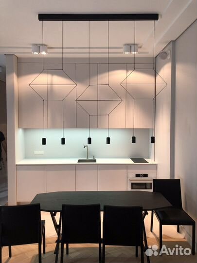 Кухня белая прямая под потолок