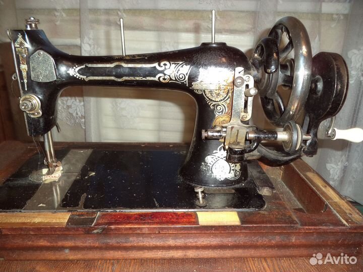 Продаю антикварную швейную машину velocitas