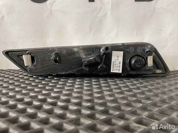 Поворотник левый Volvo FH5 84389663