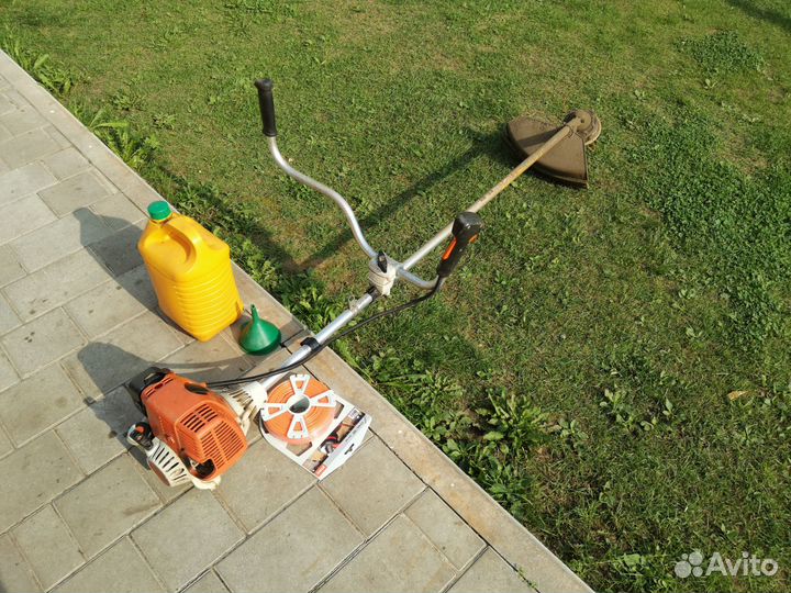 Покос травы бензокосой, спил кустарника