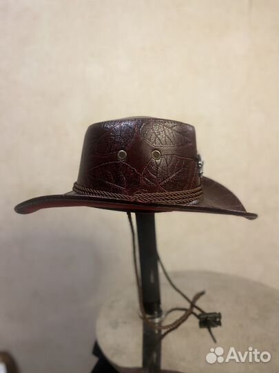 Ковбойская шляпа с логотипом буйвола и перо фазана