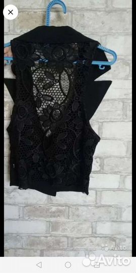 Жилет красивый, спина ажурная, размер S