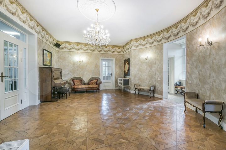 Дом 544 м² на участке 18 сот.