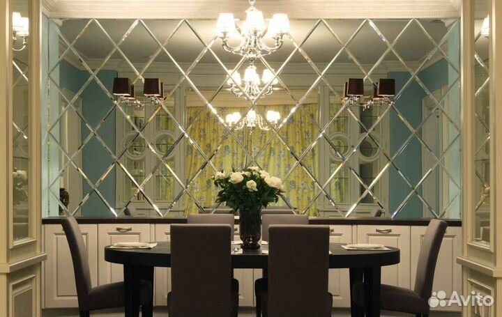 Зеркальное панно в гостиной