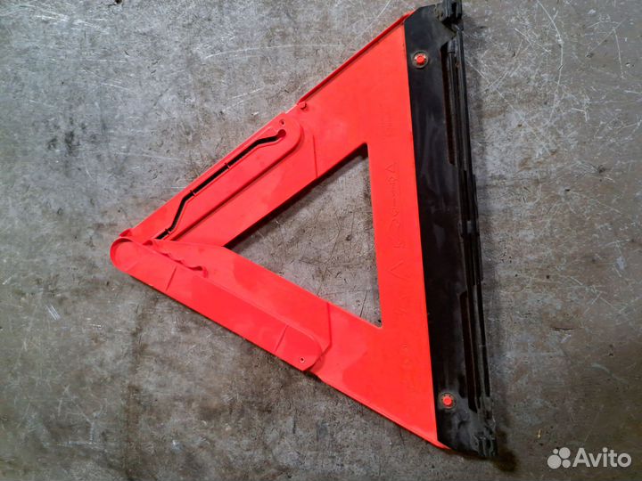 Знак аварийной остановки Audi A6 C6