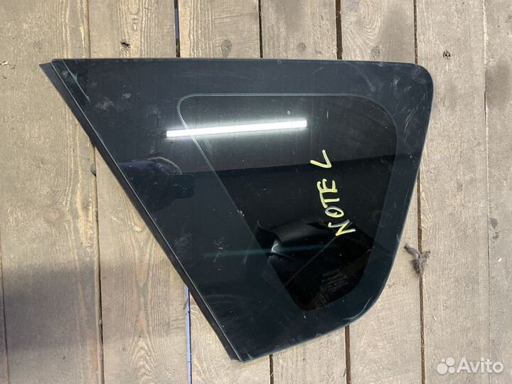 Стекло кузовное глухое левое Nissan Note e11 06-13