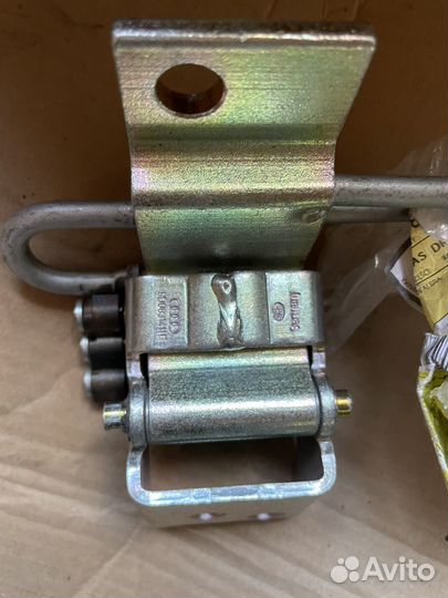 Петля передняя Audi A4 B5/Passat B5