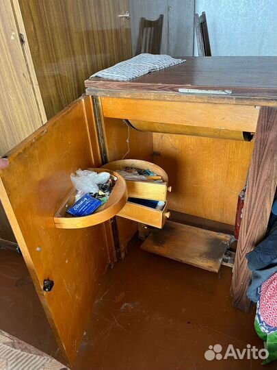 Швейная машинка с тумбой