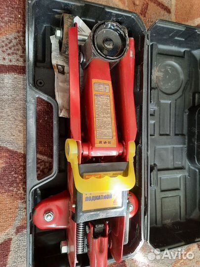 Домкрат подкатной 2т