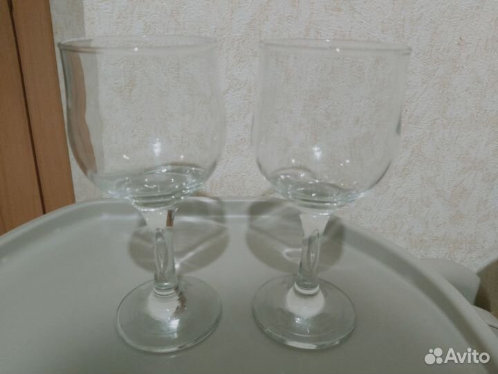 Бокалы, тарелки, корзина для фритюра