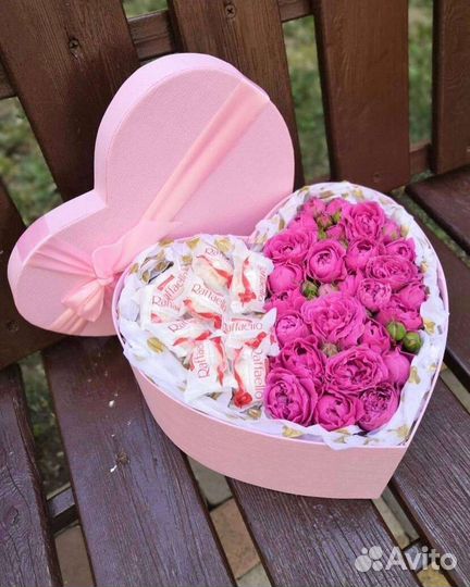 Сердце коробка с цветами и сладостями