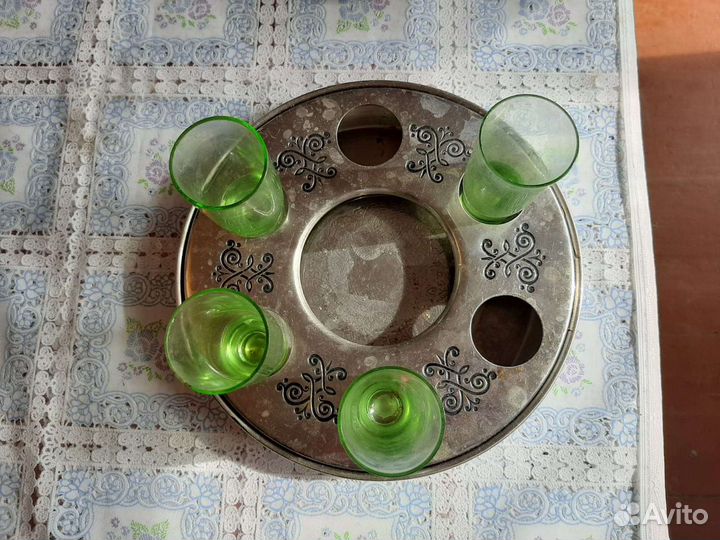 Поднос со стаканчиками. Граненые стаканы