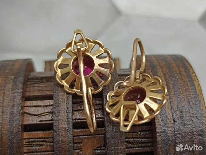 Золотые серьги 583 пробы массой 4,72 грамм