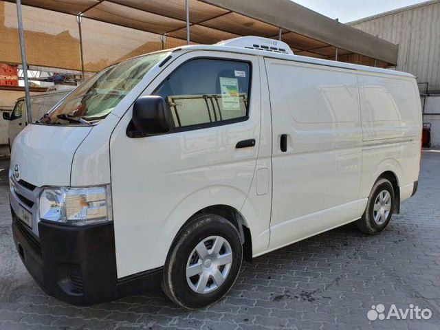 Тойота минивэн Hiace 2020