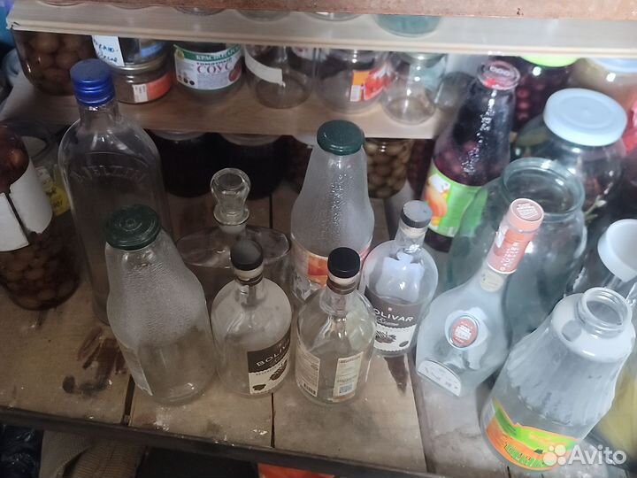 Стеклянные бутылки и банки