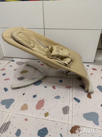 Шезлонг детский happy baby бежевый