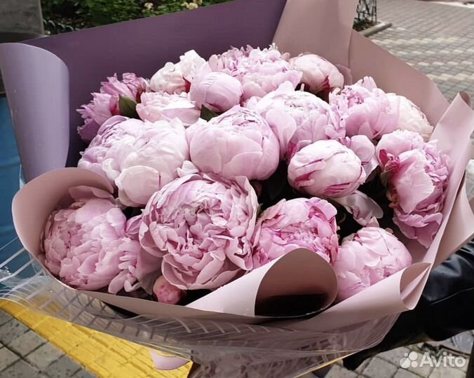 25 розовых пионов в крафте