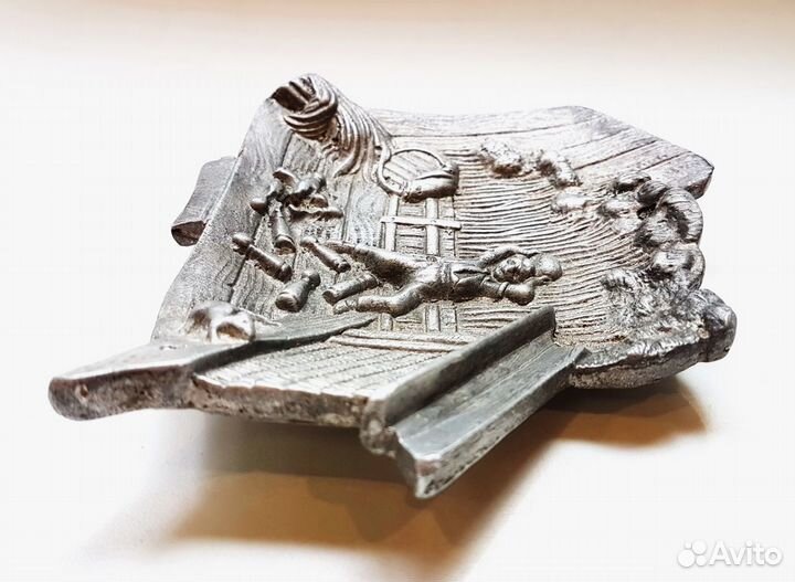 Старинная оловянная пепельница Игра в кегли