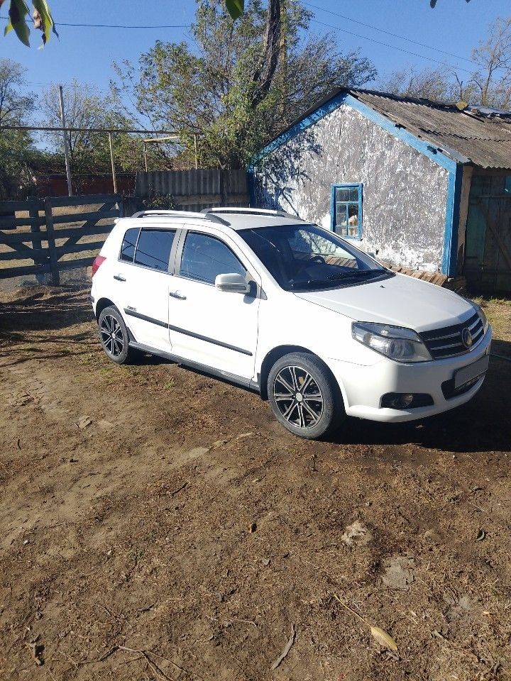 Geely MK Cross: фото владельца