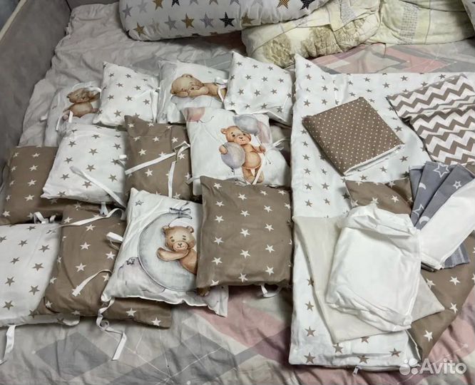 Бортики и постельное белье в кроватку