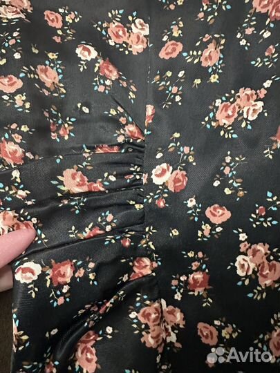 Платье zara женское черное атласное в цветочек