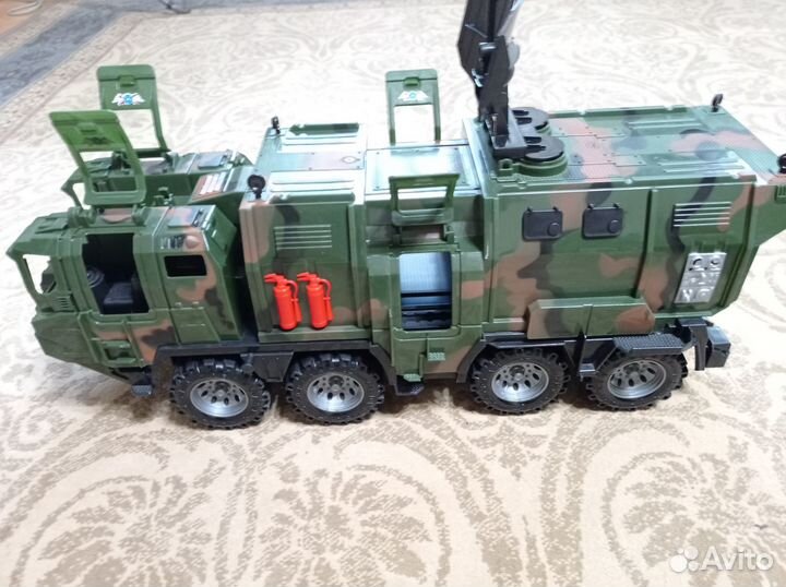 Военный тягач 