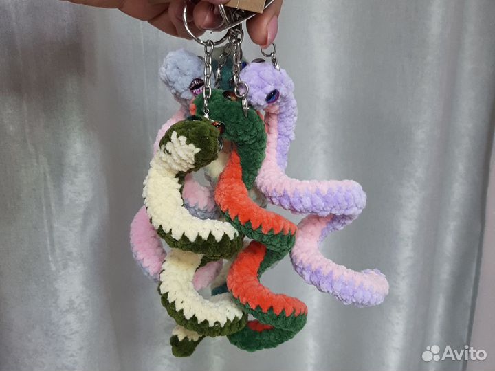 Вязаная змейка-брелок