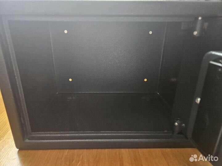 Электронный сейф металлический