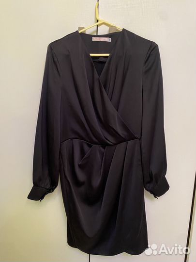 Атласное платье черное