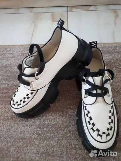 Ботинки на высокой платформе 38