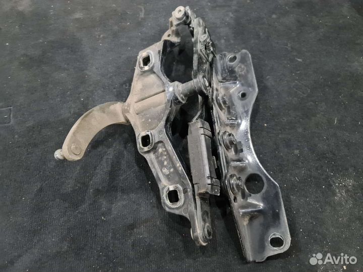 Петля капота левая Mercedes W221