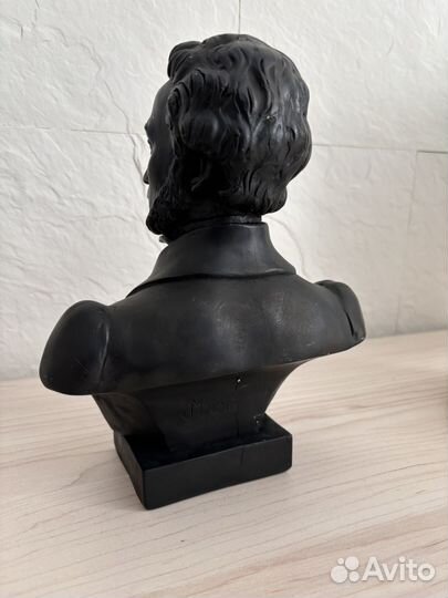 Статуэтка фарфор