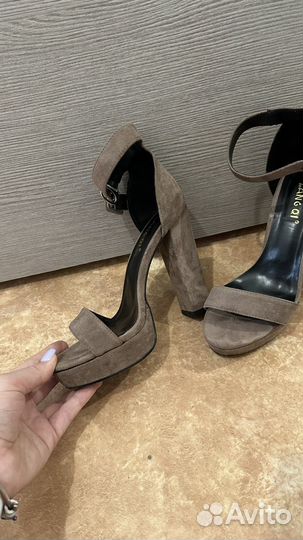 Босоножки на высоком каблуке