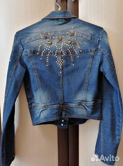 Укороченная джинсовая куртка женская